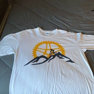 Men’s large white graphic T-shirt mountain biker